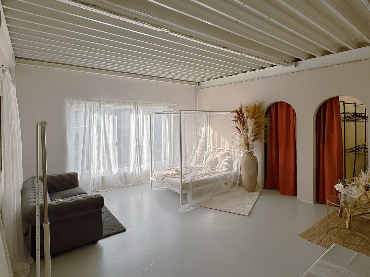 Boudoir-Bereich mit ruhigem Licht, Stoffen und intimer Stimmung