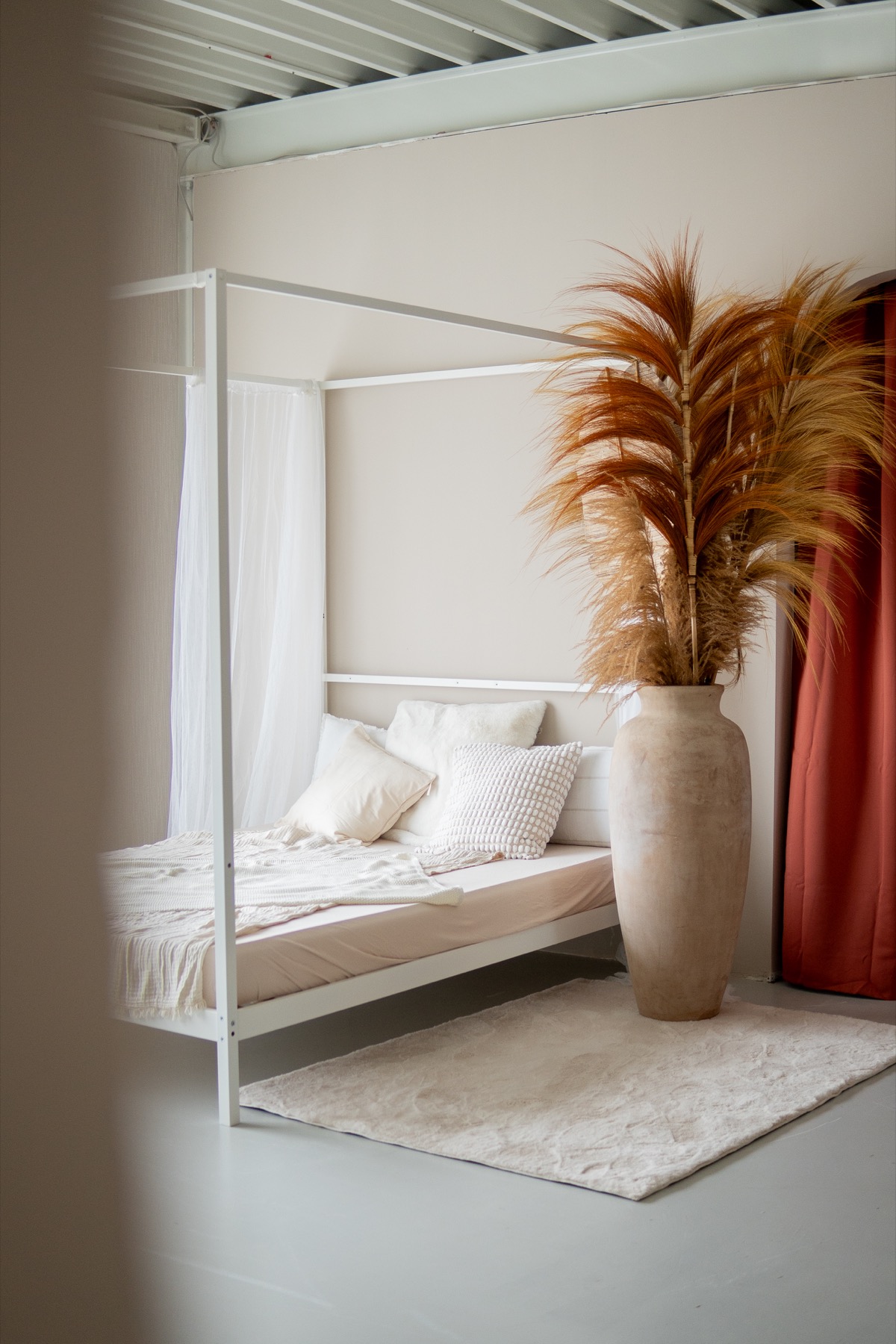 Boudoir-Detail mit warmem Studio-Licht und eleganter Stilrichtung