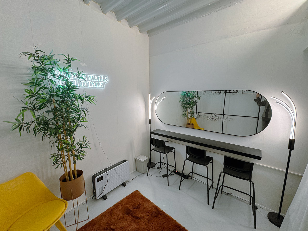 Fitting Room mit funktionalem Styling-Bereich und elegantem Spiegel