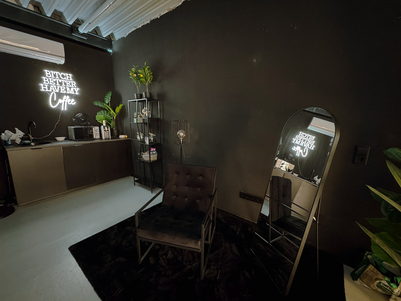 Lounge-Detail mit weichem Licht und ruhiger Pause im Studio
