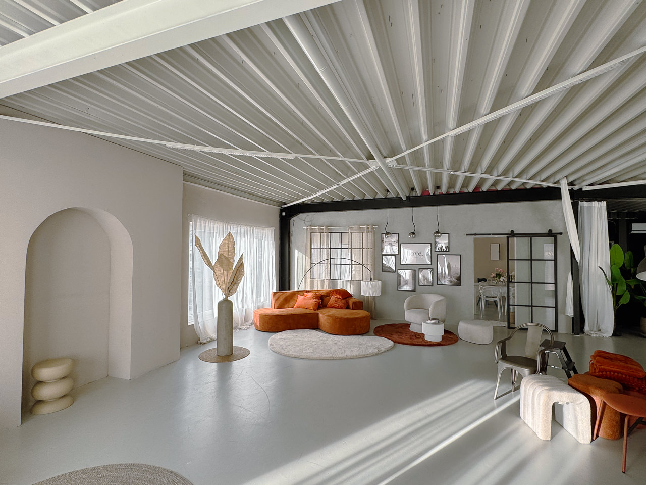 Styled Area mit ruhigem Set, Sitzmöbeln und organischen Details