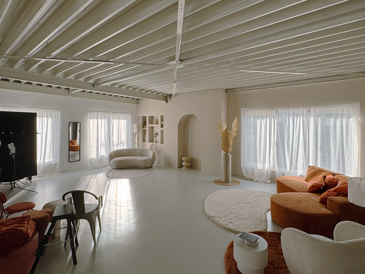 Styled Area mit warmen Texturen, natürlicher Deko und hochwertiger Wohnlichkeit