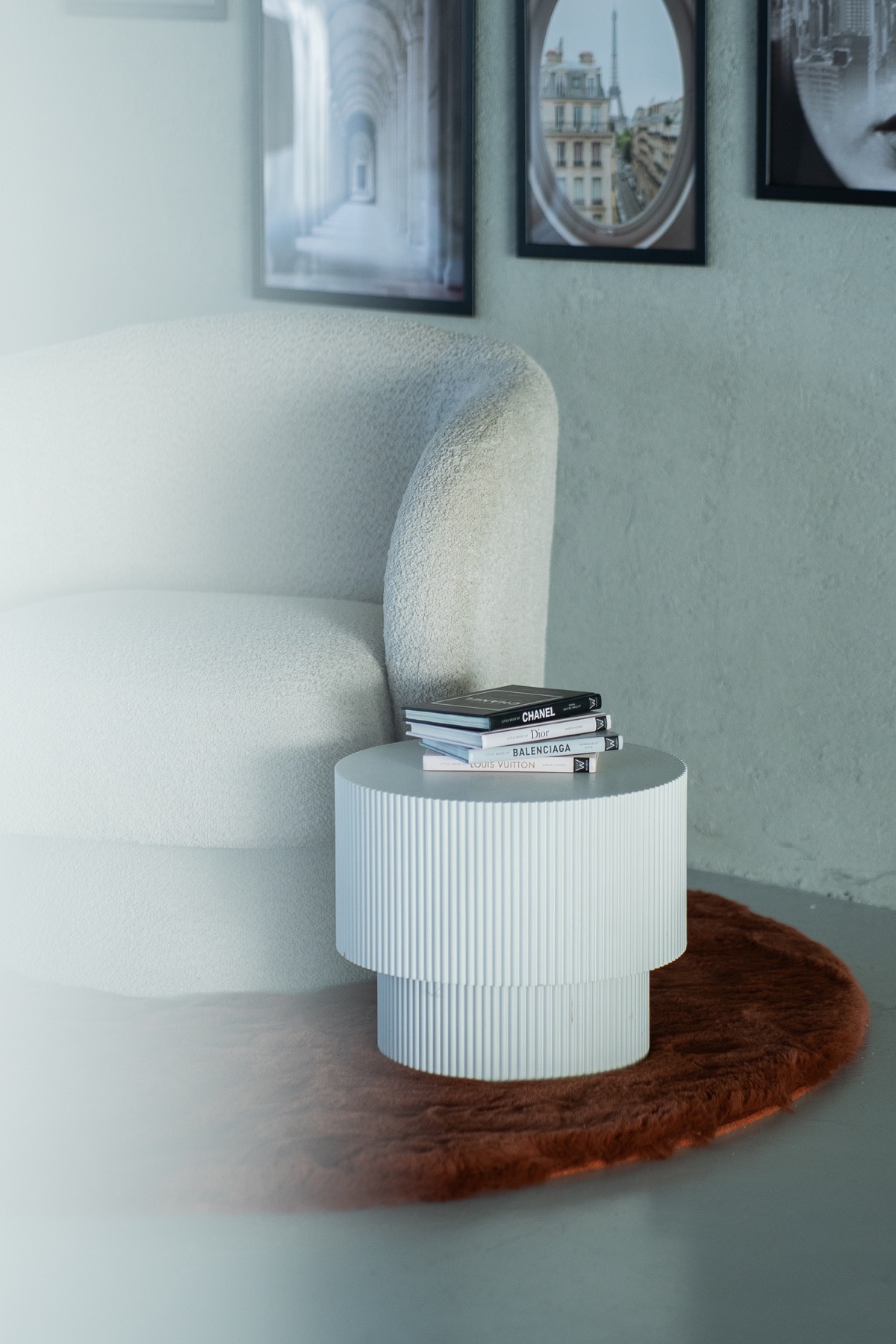 Beiges Sofa in der Styled Area mit hellem Fensterlicht und ruhigem Setdesign