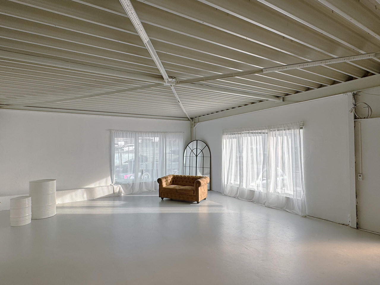 White Loft mit hellem Tageslicht und reduzierter, ruhiger Atmosphäre