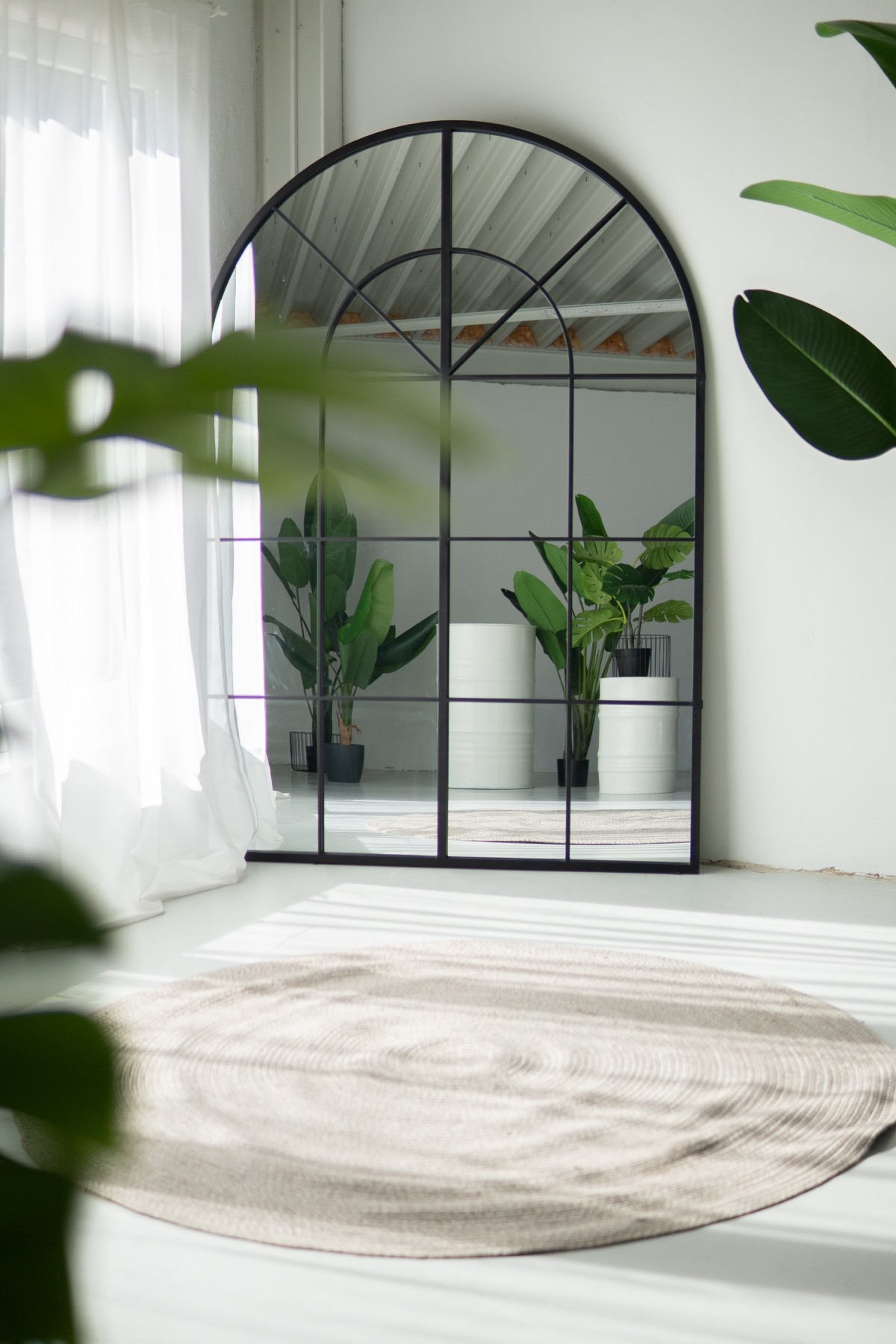 Braunes Sofa im White Loft mit warmem Licht und ruhiger, reduzierter Atmosphäre
