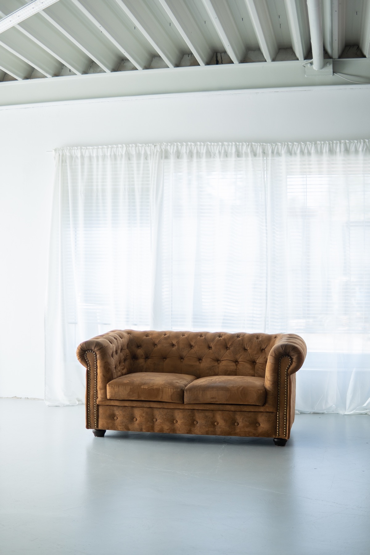Großer Spiegel im White Loft mit natürlichem Licht und ruhiger Einrichtung