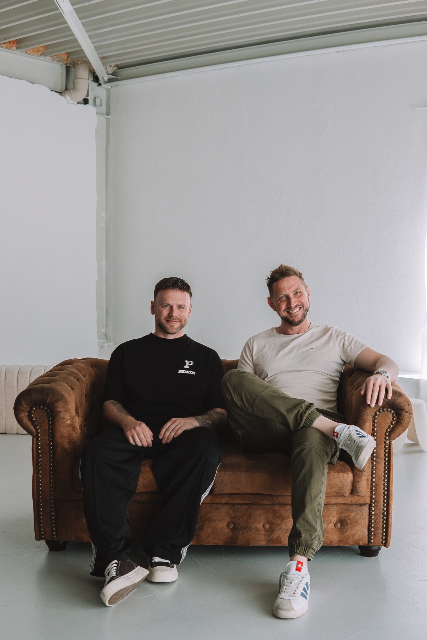 Kevin und Patrick auf der Couch im Urban Creatives Studio